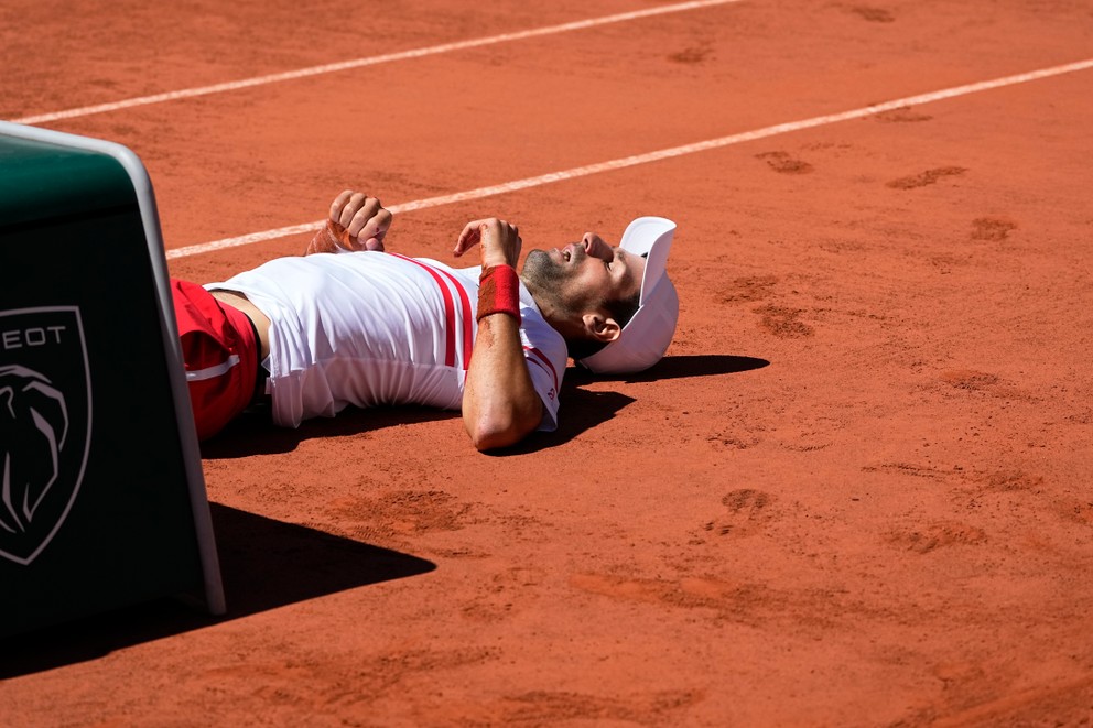 Novak Djokovič pri páde vo finále Roland Garros.