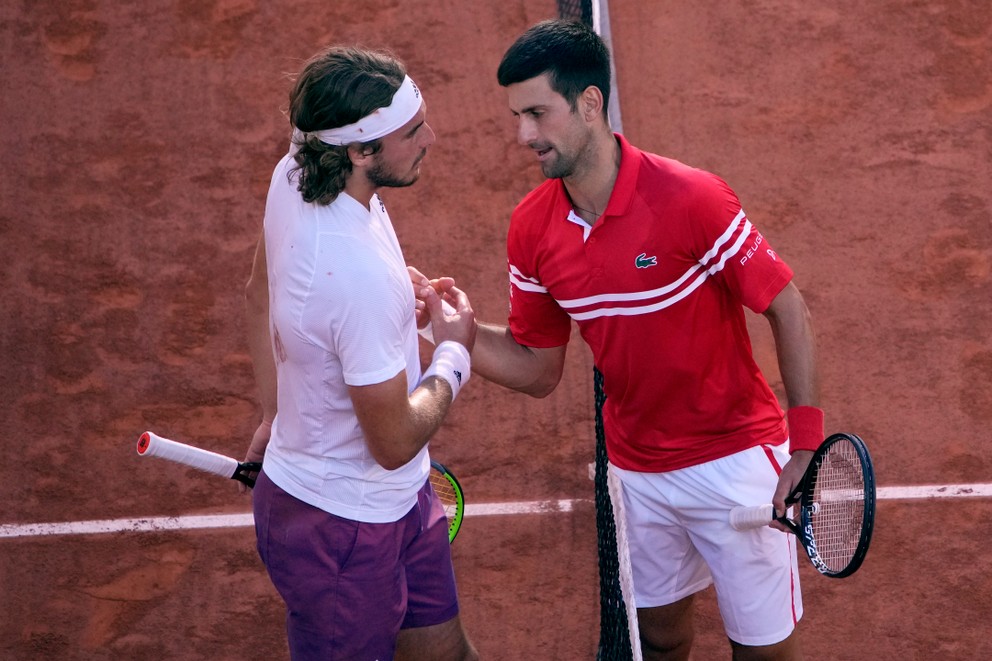 Novak Djokovič a Stefanos Tsitsipas po finále Roland Garros 2021.