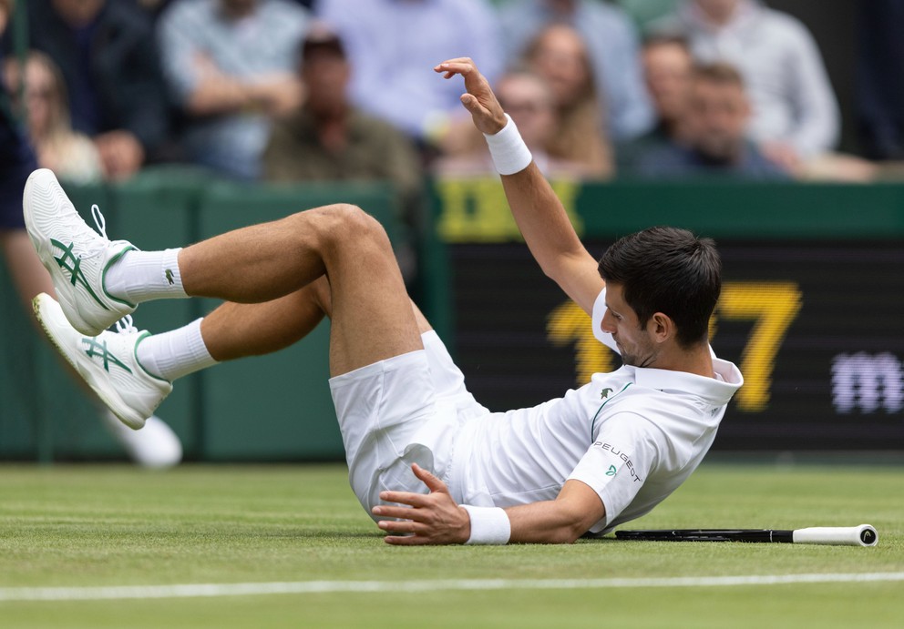Novak Djokovič taktiež spadol počas Wimbledonu 2021.