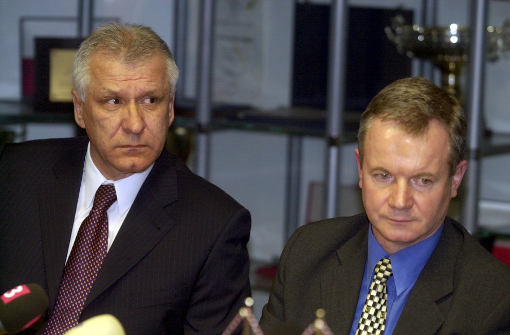 Dušan Galis (vľavo) a prezident Slovenského futbalového zväzu František Laurinec.
