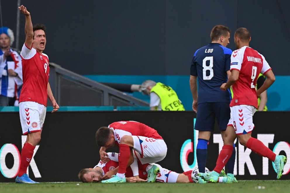 Christian Eriksen po kolapse počas zápasu na EURO 2020. 