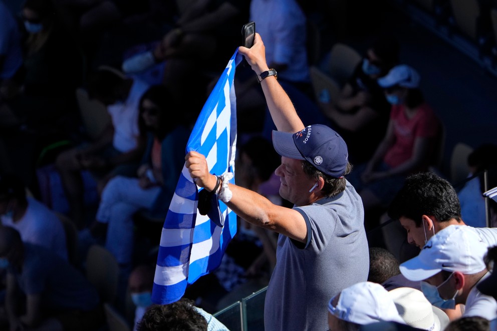 Fanúšik Stefanosa Tsitsipasa s gréckou vlajkou v hľadisku počas finále Roland Garros 2021.