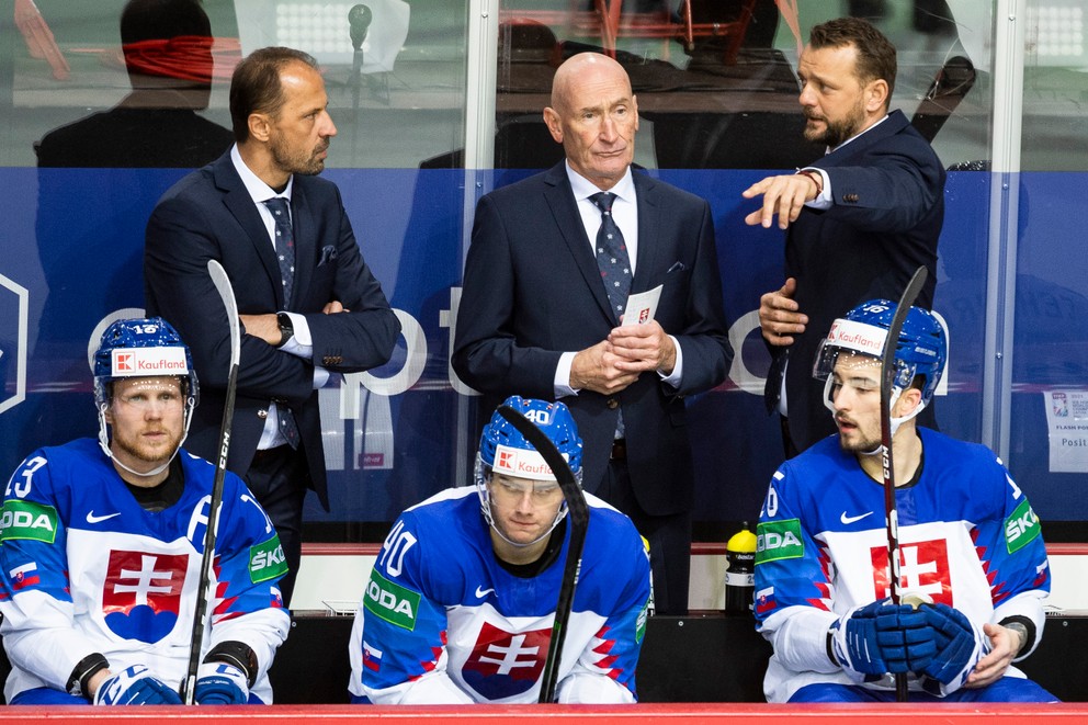 Andrej Podkonický (vpravo) ako asistent Craiga Ramsayho na MS v hokeji 2021. 