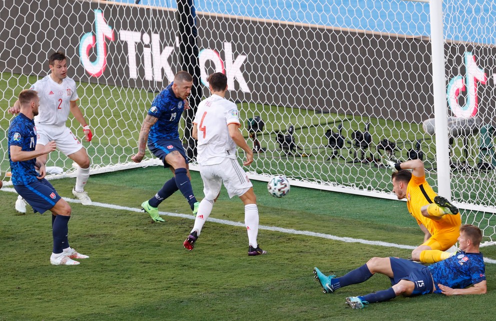 Juraj Kucka si dáva vlastný gól v zápase Slovensko - Španielsko na ME vo futbale (EURO 2020 / 2021).