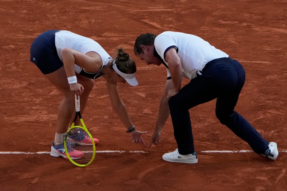 Barbora Krejčíková a sporný moment na Roland Garros 2021.
