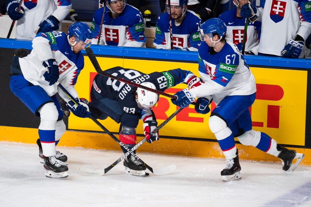 Kristián Pospíšil (vľavo) a Marián Studenič (vpravo) v zápase Slovensko - USA na MS v hokeji 2021.