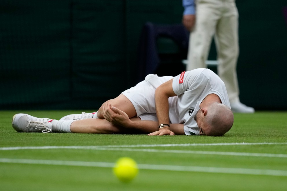Adrian Mannarino spadol počas zápasu s Rogerom Federerom a skrečoval zápas vo Wimbledone 2021.