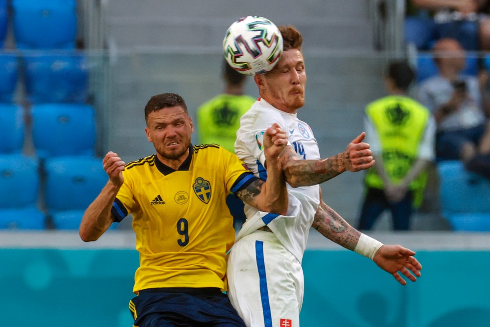 Marcus Berg a Juraj Kucka v zápase Slovensko - Švédsko na EURO 2020 (2021).