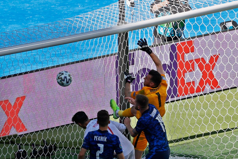 Martin Dúbravka si strieľa vlastný gól v zápase Slovensko - Španielsko na EURO 2020. 