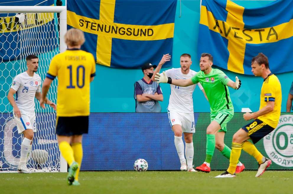 Martin Dúbravka pred penaltou v  zápase Slovensko - Švédsko na ME vo futbale (EURO 2020 / 2021).