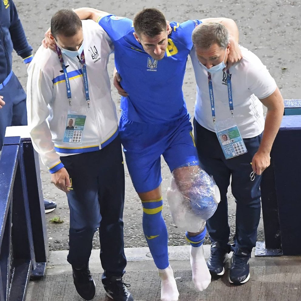 Arťom Besedin po faule v osemfinále Švédsko - Ukrajina na ME vo futbale (EURO 2020 / 2021).