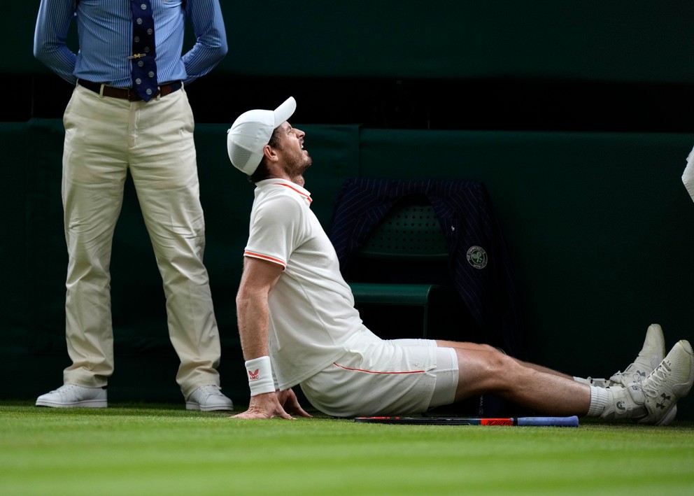 Andy Murray a jeho pád vo Wimbledone 2021.