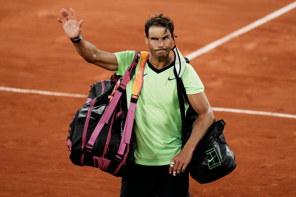 Rafael Nadal odchádza po prehre na Roland Garros 2021.