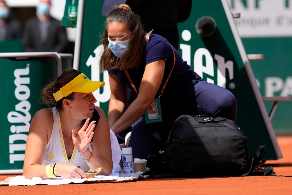 Anastasia Pavľučenková počas ošetrenia vo finále Roland Garros 2021.