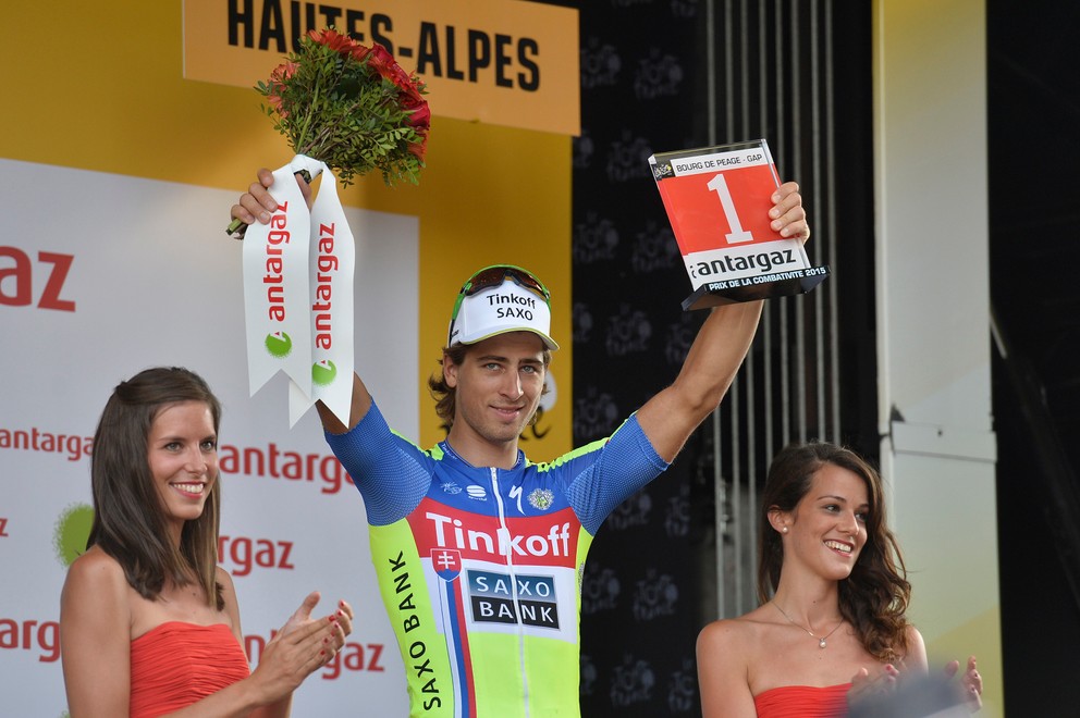 Peter Sagan ako bojovník dňa na Tour de France drží červené číslo.