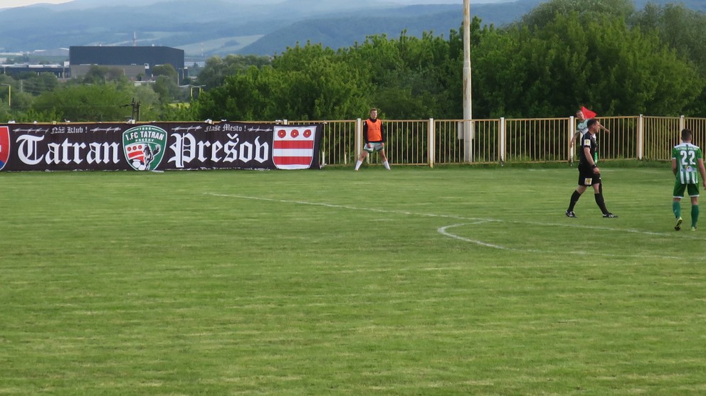 Fanúšikovia Prešova prišli svoj klub povzbudiť aj do susednej obce.
