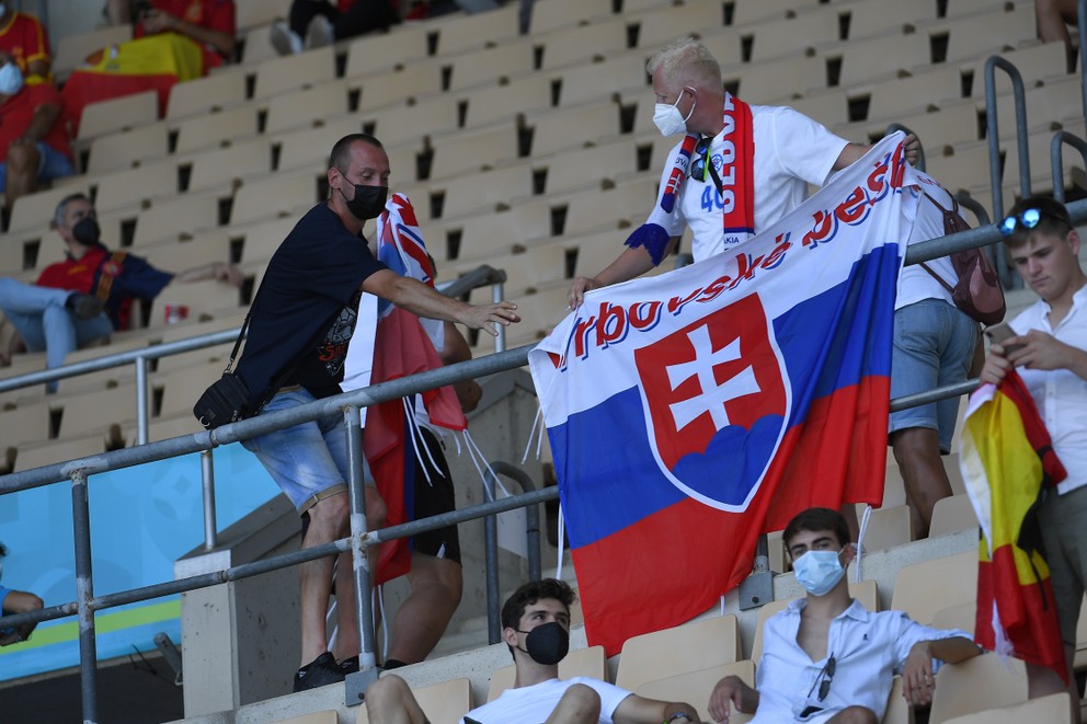 Slovenskí fanúšikovia pred zápasom Slovensko - Španielsko na EURO 2020. 