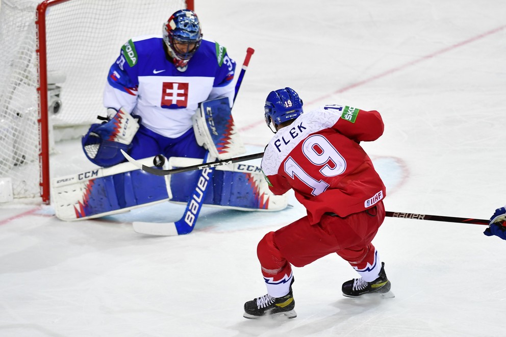 Július Hudáček zasahuje v zápase Slovensko - Česko na MS v hokeji 2021.