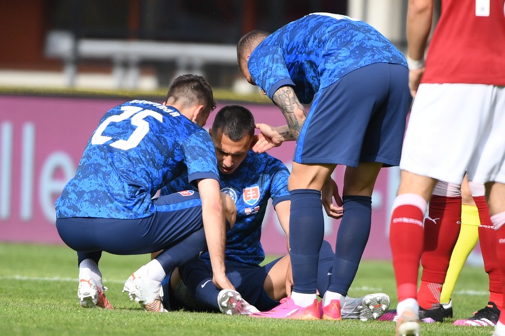 Ivan Schranz sa zranil v zápase Rakúsko - Slovensko v príprave na EURO 2020.