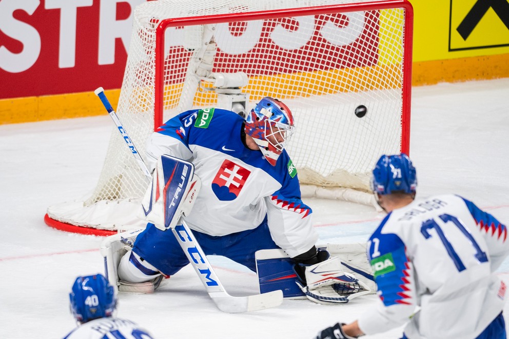 Brankár Adam Húska inkasuje v zápase Slovensko - USA na MS v hokeji 2021.
