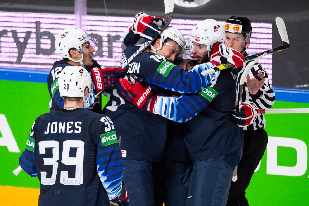Radosť Američanov po strelenom góle v zápase Slovensko - USA na MS v hokeji 2021.