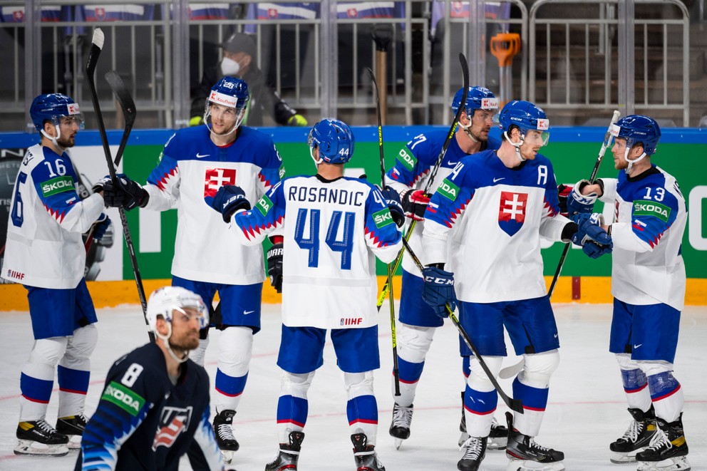 Slováci sa tešia po strelenom góle v zápase Slovensko - USA na MS v hokeji 2021.