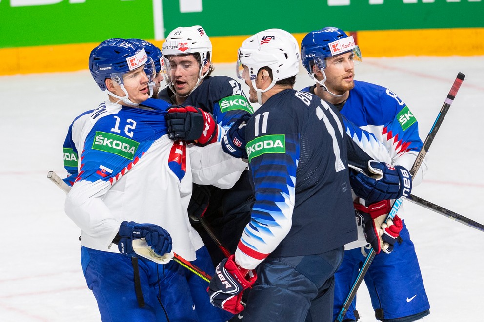 Šarvátka vo štvrťfinále Slovensko - USA na MS v hokeji 2021.