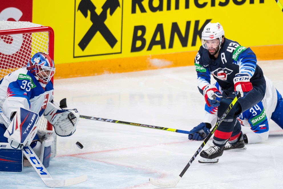 Adam Húska zasahuje vo štvrťfinále Slovensko - USA na MS v hokeji 2021.