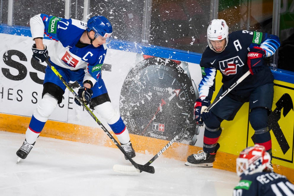 Marek Ďaloga bojuje o puk vo štvrťfinále Slovensko - USA na MS v hokeji 2021.