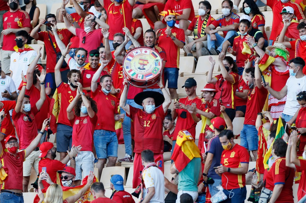 Španielski fanúšikovia počas zápasu so Slovenskom na EURO 2020. 