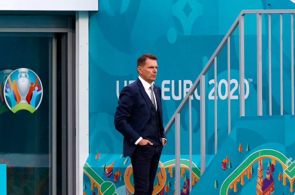 Tréner Štefan Tarkovič počas zápasu Slovensko - Poľsko na EURO 2020.