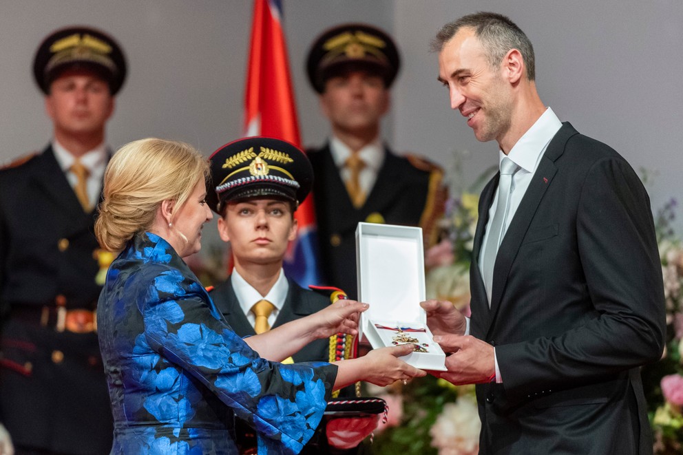 Hokejista Zdeno Chára si preberá štátne vyznamenanie z rúk prezidentky SR Zuzany Čaputovej.