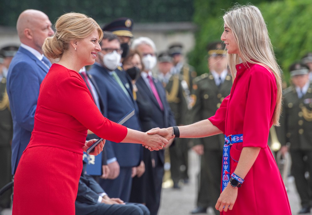 Na snímke prezidentka SR Zuzana Čaputová (vľavo) a reprezentantka v atletike Emma Zapletalová počas slávnostného sľubu.