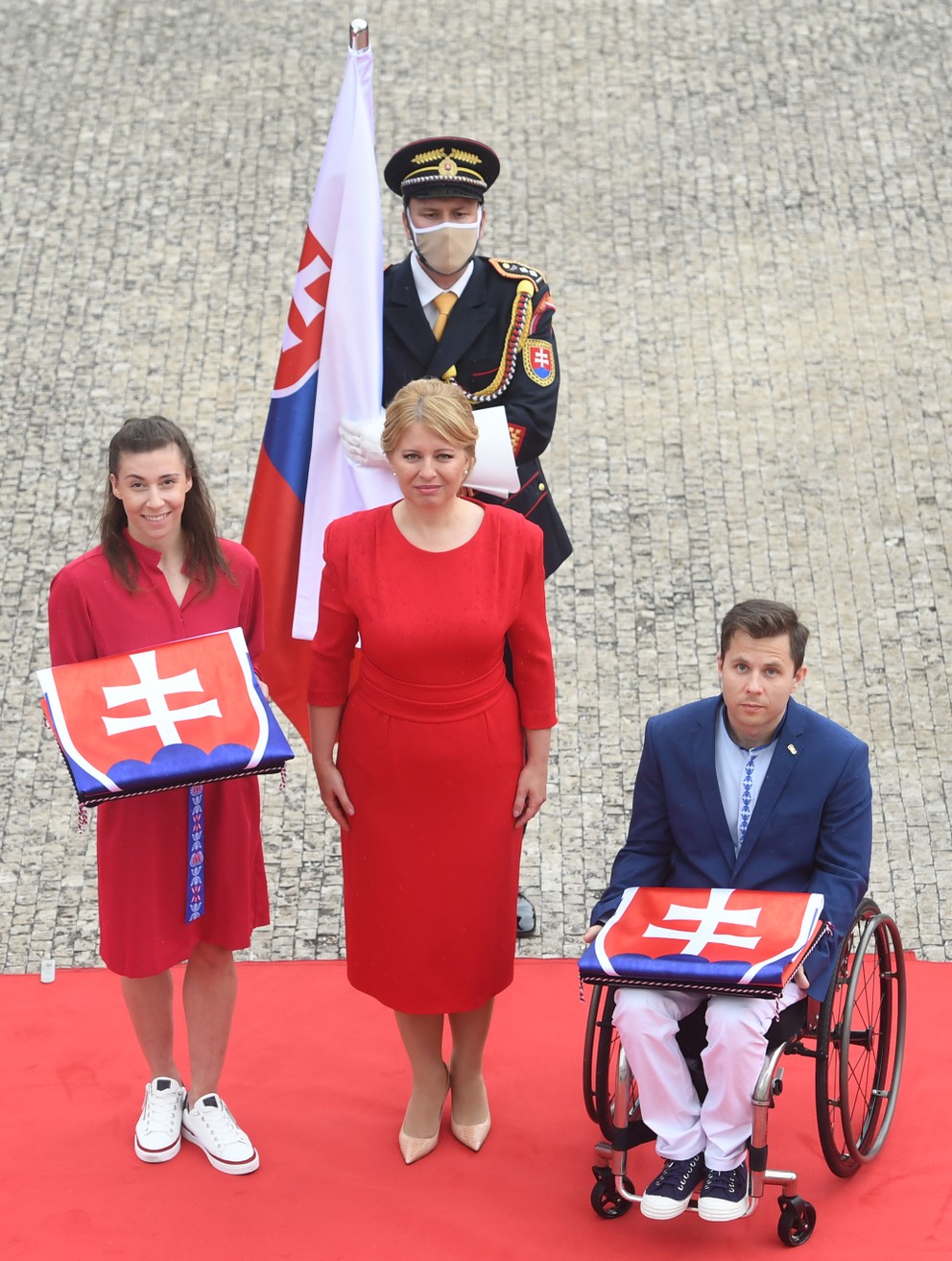 Na snímke prezidentka SR Zuzana Čaputová (uprostred), reprezentantka v gymnastike Barbora Mokošová (vľavo) a paralympionik v streľbe Radoslav Malenovský (vpravo).