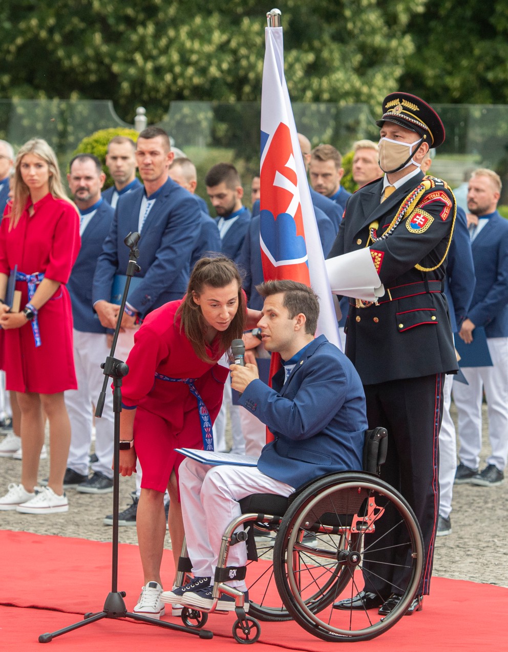  Na snímke reprezentantka v gymnastike Barbora Mokošová (vľavo) a paralympionik v streľbe Radoslav Malenovský počas slávnostného sľubu. 