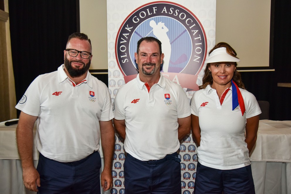 Na snímke zľava prezident Slovenskej golfovej asociácie (SKGA) Rastislav Antala, reprezentant SR v golfe Rory Sabbatini a nosička jeho golfových palíc a  manželka Martina Sabbatiniová.