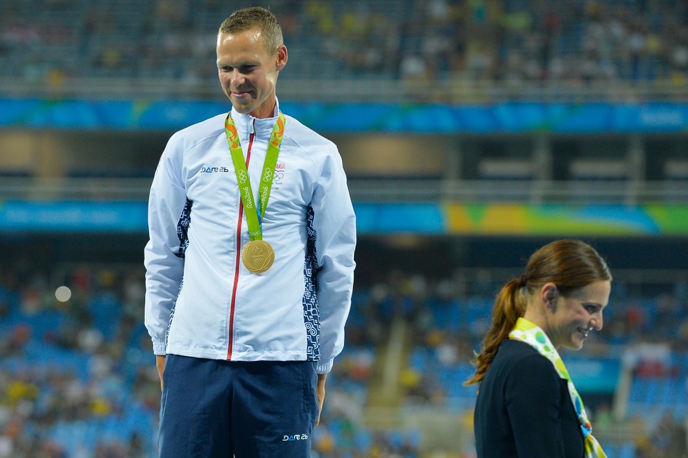 Danka Barteková na olympiáde v Rio de Janeiro odovzdala zlatú medailu Matejovi Tóthovi. V Tokiu si športovci dajú medaily sami na krk.