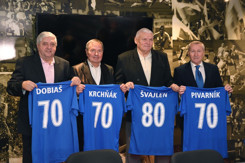 Osobnosti slovenského futbalu počas slávnostného odovzdania plakiet jubilantom v roku 2017.