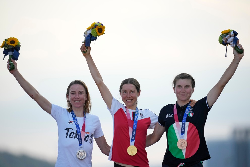 Anna Kiesenhoferová so zlatou medailou z cyklistických pretekov.