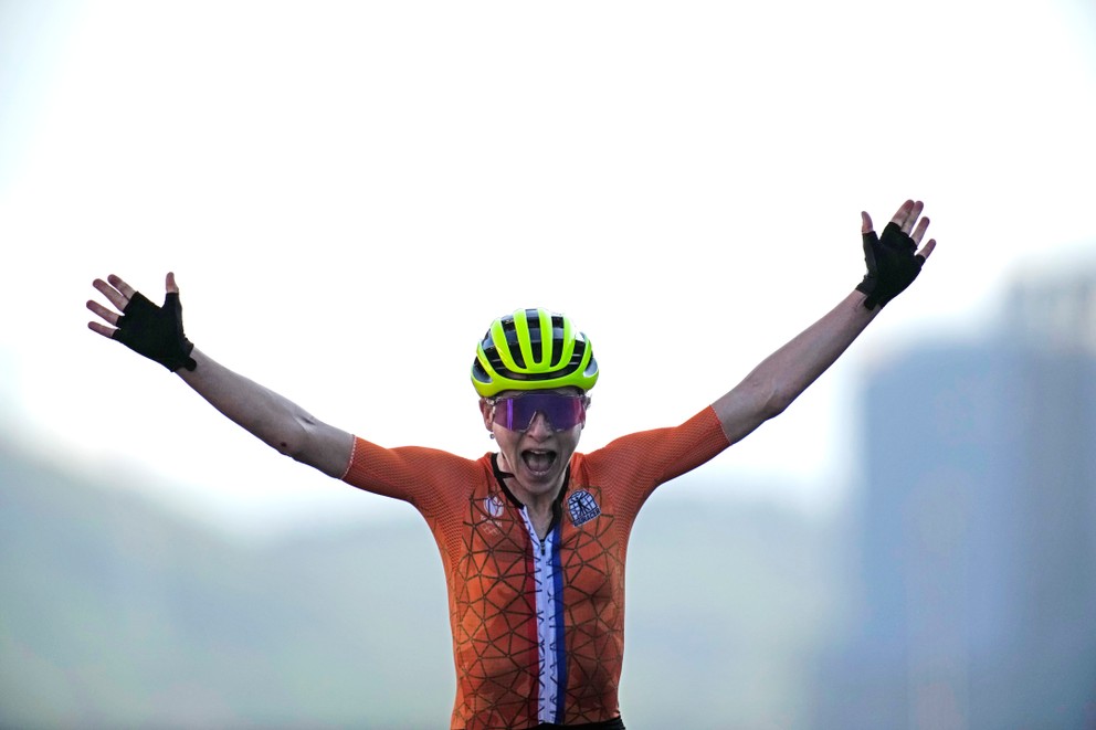 Holandská cyklistka Annemiek van Vleutenová sa predčasne teší v cieli na OH Tokio 2020 / 2021. 