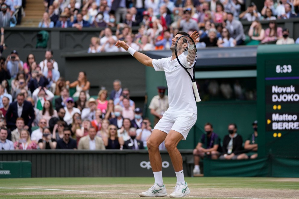 Novak Djokovič po tom, čo premenil mečbal vo finále Wimbledonu 2021.