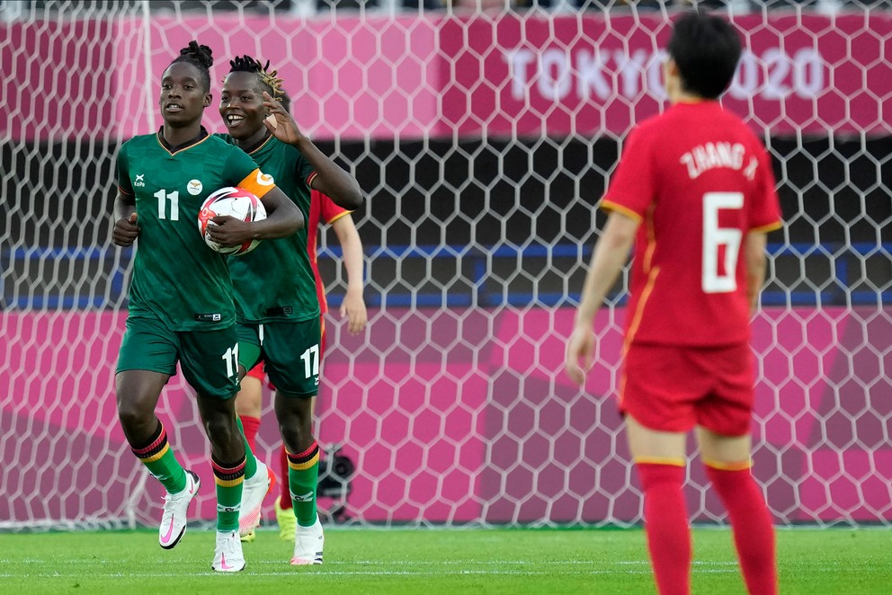 Futbalistka Zambie Babra Bandová strieľa gól do siete Číny. 