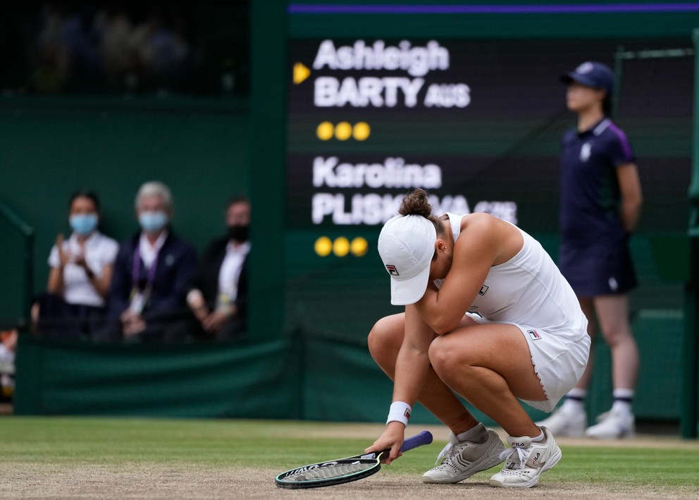 Ashleigh Bartyová po premenení mečbalu vo Wimbledone 2021.