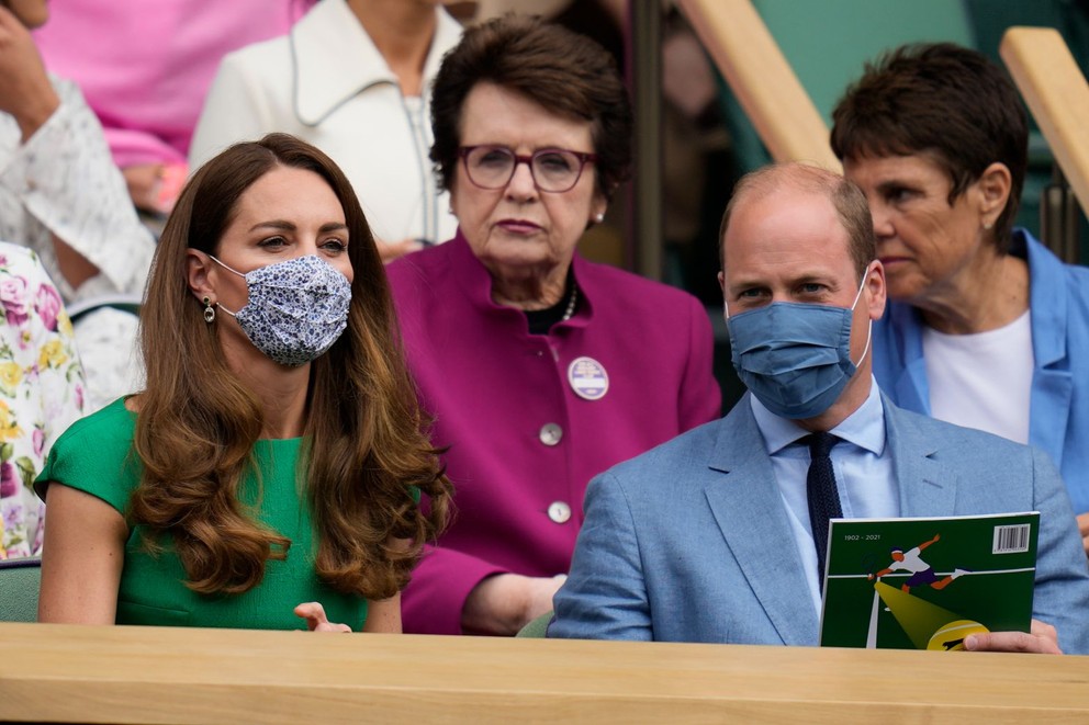 Vojvodkyňa Kate, jej manžel princ William a v pozadí bývalá tenistka Billie Jean Kingová sledujú finále Wimbledonu 2021.