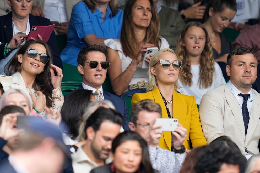Herec Tom Cruise sleduje finále Wimbledonu 2021.