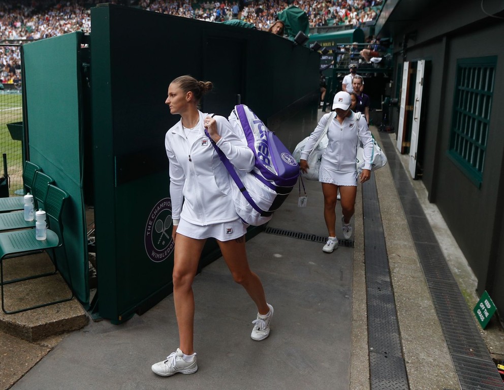 Karolína Plíšková a Ashleigh Bartyová pri príchode na finále Wimbledonu 2021.