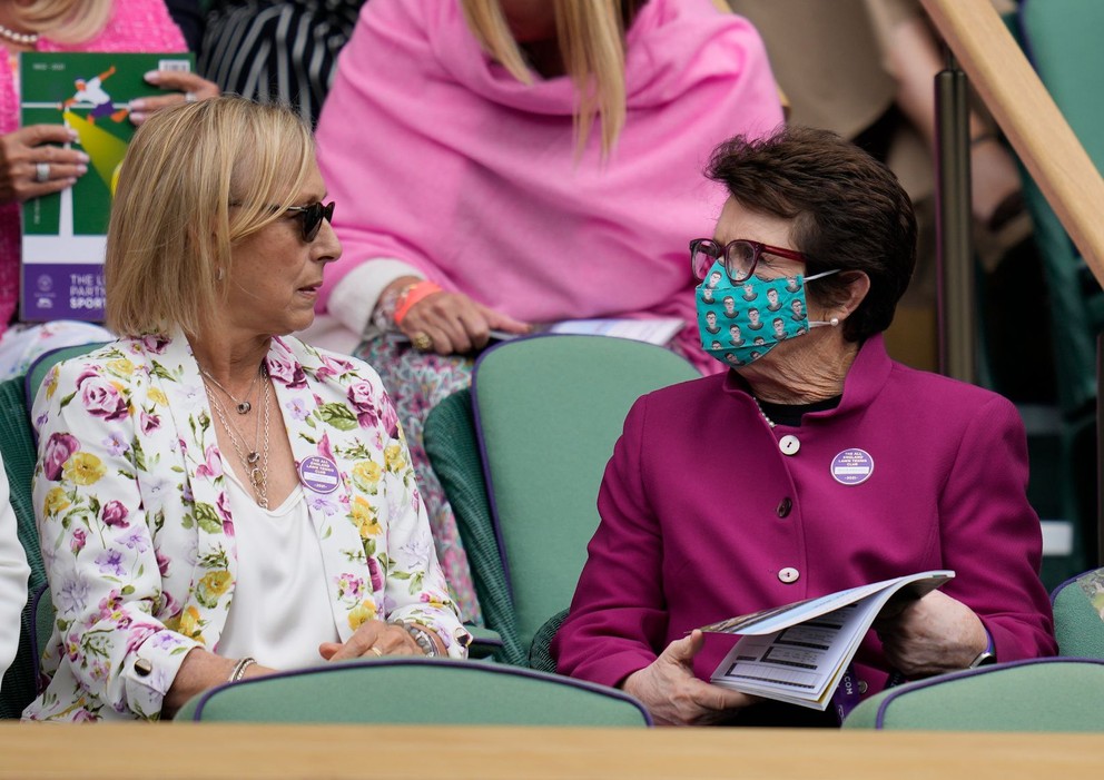 Bývalé víťazky Wimbledonu Billie Jean Kingová a Martina Navrátilová sledujú finále Wimbledonu 2021.