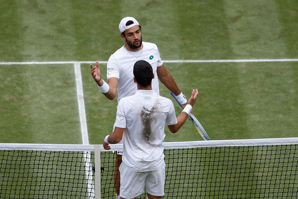 Novak Djokovič a Matteo Berrettini po finále Wimbledonu 2021.