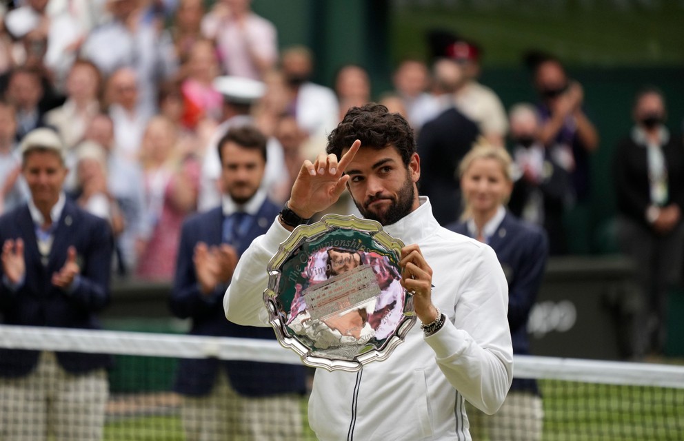 Matteo Berrettini s trofejou pre porazeného finalistu z Wimbledonu 2021.