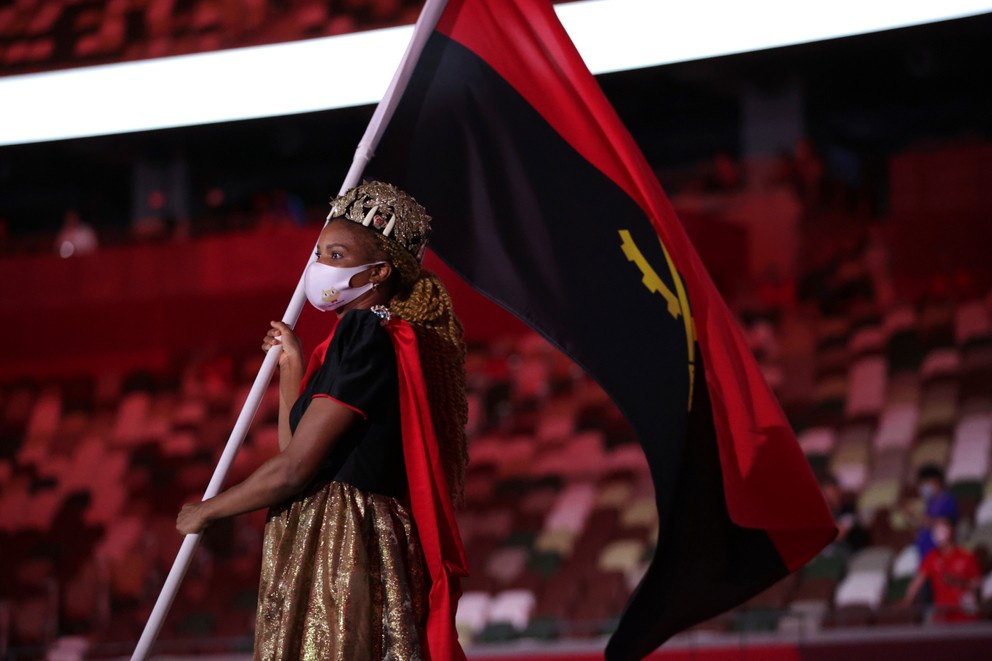 Vlajkonosička výpravy z Angoly počas otváracieho ceremoniálu na OH Tokio 2020 / 2021.